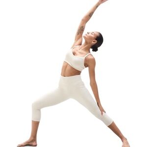 ATHLETA Salutation Stash High Rise Capri Legging Cream White Medium Petite